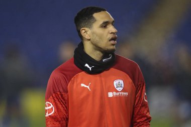 Barnsley 'den Jon Russell 13 Şubat 202' de Croud Meadow, Shrewsbury, İngiltere 'de oynanan Sky Bet Ligi 1 maçı sırasında ısınma turunda