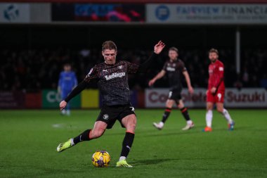 Blackpool 'dan George Byers, 13 Şubat 202' de Cheltenham Town 'a karşı Blackpool' da oynanan Gökyüzü İddia Ligi 1 karşılaşmasında topu çaprazlıyor.