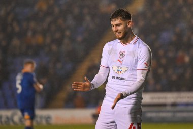 Barnsley 'den John McAtee, 13 Şubat 202' de Croud Meadow, Shrewsbury, İngiltere 'de oynanan Shrewsbury Town-Barnsley maçında kaçırılan gol şansına tepki gösterdi.