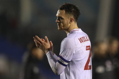 Barnsley 'den Jordan Williams, 13 Şubat 202' de Croud Meadow, Shrewsbury, İngiltere 'de oynanan Sky Bet League 1 karşılaşmasında gezgin taraftarları alkışlıyor.