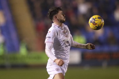 Barnsley takımından Corey O 'Keeffe, 13 Şubat 202' de Croud Meadow, Shrewsbury, İngiltere 'de oynanan Shrewsbury Town-Barnsley maçında topu kontrol ediyor.