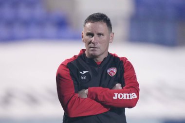 Morecambe 'den Ged Brannan, 13 Şubat 202' de İngiltere, Birkenhead 'deki Prenton Park' ta oynanan Sky Bet 2 maçından önce oyuncularının ısınmasını izliyor.