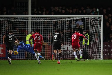 Cheltenham Town 'dan Aidan Keena, 13 Şubat 202' de Cheltenham Town 'a karşı Blackpool' da oynanan Sky Bet 1 karşılaşmasında Blackpool 'dan Daniel Grimshaw tarafından kurtarıldı.