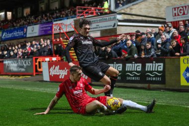 Cheltenham Town takımından Jack Shepherd, 13 Şubat 202 'de Cheltenham Town ile Blackpool arasındaki maçta Blackpool takımından Kyle Joseph' i yendi.