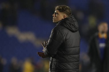 Barnsley 'li Aiden Marsh, 13 Şubat 202' de Croud Meadow, Shrewsbury, Birleşik Krallık 'ta oynanan Sky Bet League 1 karşılaşmasında gezgin taraftarları alkışlıyor.
