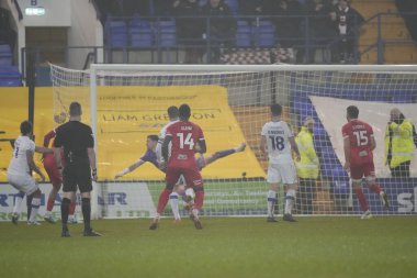 Tranmere Rovers takımından Luke McGee, 13 Şubat 202 'de Birkenhead, Prenton Park' ta oynanan Sky Bet 2 maçında Jacob Davenport 'un attığı serbest vuruşu izliyor.