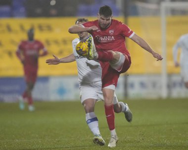 Morecambe 'den Chris Stokes, Gök İddia Ligi 2 karşılaşmasında topu temizliyor. Tranmere Rovers, Morecambe' ye karşı Prenton Park, Birkenhead, İngiltere, 13 Şubat 202