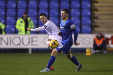 Barnsley 'den Jordan Williams, 13 Şubat 202' de Croud Meadow, Shrewsbury, İngiltere 'de oynanan Shrewsbury Town-Barnsley maçında topu temizliyor.