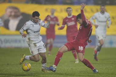 Morecambe 'den Jake Taylor, 13 Şubat 202' de Birkenhead, İngiltere 'deki Prenton Park' ta oynanan Sky Bet League 2 karşılaşmasında Tranmere Rovers - Morecambe maçında Tranmere Rovers 'a karşı Tranmere Rovers maçında Tranmere Rovers' la mücadele etmeye çalıştı.
