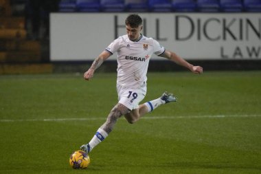 Tranmere Rovers takımından Harvey Saunders, 13 Şubat 202 'de İngiltere' nin Birkenhead kentindeki Prenton Park 'ta oynanan Sky Bet 2 karşılaşmasında topu geçti.