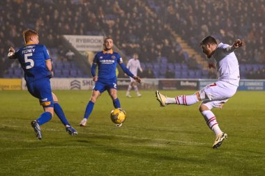Barnsley 'den Nicky Cadden, 13 Şubat 202' de Croud Meadow, Shrewsbury, İngiltere 'deki Shrewsbury Town' a karşı oynadığı Sky Bet 1 maçında kalede şut çekiyor.