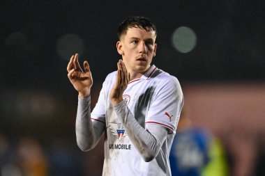 Barnsley 'li Mal de Gevigney, 13 Şubat 2024' te Croud Meadow, Shrewsbury, İngiltere 'deki Shrewsbury Town - Barnsley maçının sonunda taraftarları alkışlıyor.