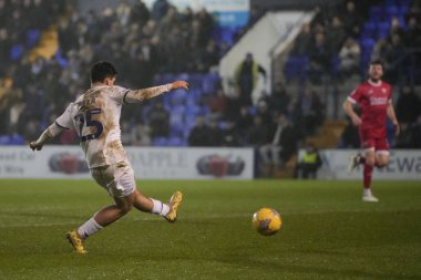 Tranmere Rovers takımından Rob Apter, 13 Şubat 202 tarihinde İngiltere 'nin Birkenhead kentinde oynanan Gökyüzü İddia Ligi 2 maçında Morecambe' ye karşı oynadığı maçta gol atarken görülüyor.