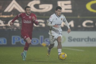 Tranmere Rovers 'dan Rob Apter, 13 Şubat 202' de İngiltere 'nin Birkenhead kentinde oynanan Sky Bet 2 karşılaşmasında Morecambe takımından Charlie Brown' ı geçti.