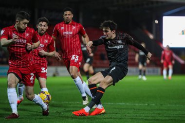 Blackpool 'dan Kyle Joseph, 13 Şubat 202' de Cheltenham Town 'a karşı Blackpool' da oynanan Gökyüzü İddia Ligi 1 karşılaşmasında topu karşılıyor.