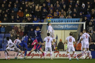 Barnsley 'li Mal de Gevigney, 13 Şubat 2024' te Croud Meadow, Shrewsbury 'de Shrewsbury Town' a karşı oynadığı Sky Bet 1 maçında topu Shrewsbury köşesinden uzaklaştırıyor.
