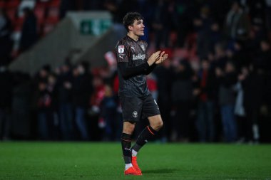 Blackpool 'dan Kyle Joseph, 13 Şubat 202' de Cheltenham Town 'a karşı Blackpool' da oynanan Gökyüzü İddia Ligi 1 maçı sonrasında gezgin taraftarları alkışlıyor.