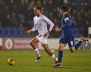 Barnsley 'den Jon Russell, 13 Şubat 202' de Croud Meadow, Shrewsbury, İngiltere 'de oynanan Sky Bet 1 maçı sırasında topla bir çıkış yaptı.