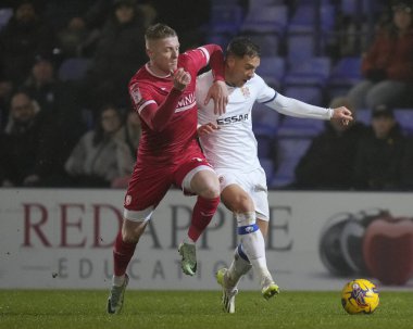Morecambe 'den Joel Senior, 13 Şubat 202' de Birkenhead, İngiltere 'deki Prenton Park' ta oynanan Sky Bet 2 karşılaşmasında Tranmere Rovers ve Morecambe maçında Tranmere Rovers takımından Kieron Morris ile birlikte top için yarışıyor.