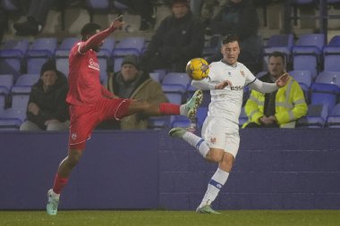 Morecambe 'den Yann Songo' o, 13 Şubat 202 'de Birkenhead, İngiltere' deki Prenton Park 'ta oynanan Sky Bet League 2 karşılaşmasında Tranmere Rovers - Morecambe maçında Tranmere Rovers' ın Josh Hawkes 'ın baskısı altında topa uzandı.