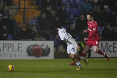Tranmere Rovers 'dan Rob Apter, 13 Şubat 202' de Birkenhead, İngiltere 'deki Prenton Park' ta oynanan Sky Bet 2 karşılaşmasında Morecambe 'den Joe Adams' a faul yaptı.
