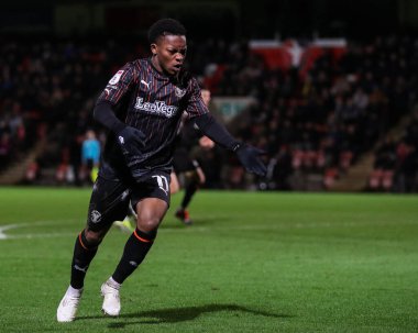 Blackpool takımından Karamoko Dembele, 13 Şubat 202 'de Cheltenham Town' a karşı Blackpool maçında taraftarları coşturuyor.