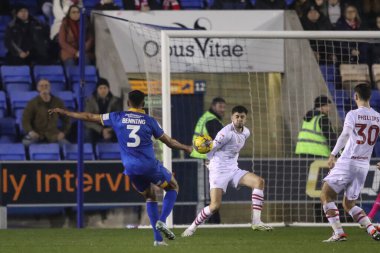 Barnsley 'den Corey O' Keeffe, Shrewsbury Town 'dan Malvind Benning' in 13 Şubat 202 'de Croud Meadow, Shrewsbury, İngiltere' de oynanan Sky Bet 1 maçı sırasında attığı şutu engelliyor.