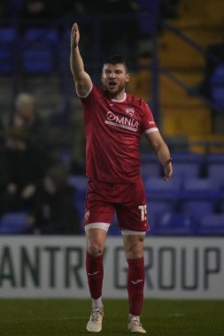 Morecambe 'den Chris Stokes, 13 Şubat 202' de İngiltere 'nin Birkenhead kentindeki Prenton Park' ta oynanan Sky Bet 2 karşılaşmasında talimatları haykırıyor.