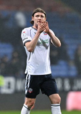 Bolton Wanderers takımından Jn Dai Bvarsson, 13 Şubat 2024 'te İngiltere' nin Toughsheet Community Stadyumu 'nda oynanan Sky Bet League 1 karşılaşmasında taraftarlarını alkışlıyor.