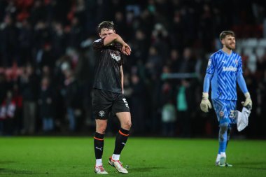 Blackpool takımından Matthew Pennington, 13 Şubat 202 'de Cheltenham Town' a karşı Blackpool maçında takımının kaybetmesine tepki gösterdi.
