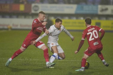 Morecambe 'den Joel Senior, 13 Şubat 202' de Birkenhead, İngiltere 'deki Prenton Park' ta oynanan Sky Bet 2 karşılaşmasında Tranmere Rovers ve Morecambe maçında Tranmere Rovers takımından Kieron Morris ile birlikte top için yarışıyor.