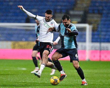 Wycombe Wanderers 'dan Ryan Tafazolli ve Bolton Wanderers' dan Aaron Collins, 13 Şubat 202 'de İngiltere' nin Bolton Stadyumu 'nda oynanan Gökyüzü İddia Ligi 1 maçında Bolton Wanderers Wycombe Wanderers' a karşı.