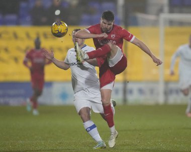 Morecambe 'den Chris Stokes, Gök İddia Ligi 2 karşılaşmasında topu temizliyor. Tranmere Rovers, Morecambe' ye karşı Prenton Park, Birkenhead, İngiltere, 13 Şubat 202