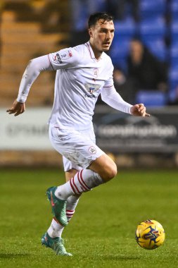 Barnsley 'li Josh Earl, 13 Şubat 202' de Croud Meadow, Shrewsbury, İngiltere 'de oynanan Shrewsbury Town-Barnsley maçında topla bir çıkış yaptı.