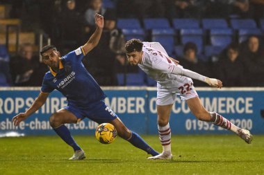 Barnsley 'den Corey O' Keeffe ve Shrewsbury Town 'dan Malvind Benning, 13 Şubat 202' de Croud Meadow, Shrewsbury, İngiltere 'de oynanan Sky Bet 1 maçı sırasında top için mücadele ettiler.