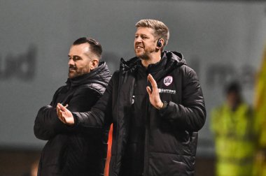 John Stead Barnsley Müdür Yardımcısı takımına, 13 Şubat 202 'de Croud Meadow, Shrewsbury, Birleşik Krallık' ta Shrewsbury Town - Barnsley maçında talimat verdi.