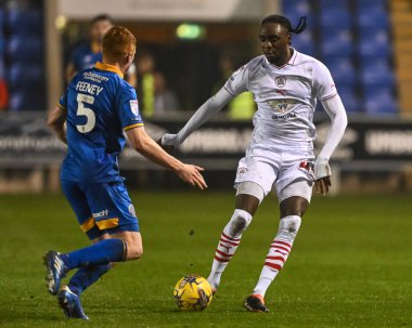 Barnsley 'den Devante Cole, 13 Şubat 202' de Croud Meadow, Shrewsbury, İngiltere 'de oynanan Shrewsbury Town-Barnsley maçında topa vuruyor.