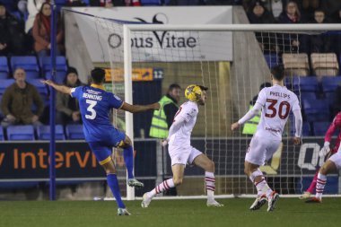 Barnsley 'den Corey O' Keeffe, Shrewsbury Town 'dan Malvind Benning' in 13 Şubat 202 'de Croud Meadow, Shrewsbury, İngiltere' de oynanan Sky Bet 1 maçı sırasında attığı şutu engelliyor.