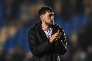 Barnsley 'den Corey O' Keeffe, 13 Şubat 202 'de Croud Meadow, Shrewsbury, İngiltere' de oynanan Shrewsbury Town - Barnsley maçının sonunda taraftarları alkışlıyor.