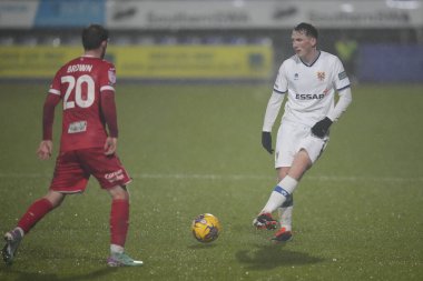 Tranmere Rovers takımından Regan Hendry, Gök İddia Ligi 2 maçında pas veriyor. Tranmere Rovers, Morecambe 'ye karşı Prenton Park, Birkenhead, İngiltere, 13 Şubat 202