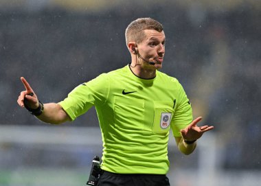 Hakem Will Finnie, Gök İddia Ligi 1 karşılaşmasında Bolton Wanderers, Wycombe Wanderers 'a karşı Toughsheet Community Stadyumu, Bolton, Birleşik Krallık, 13 Şubat 202