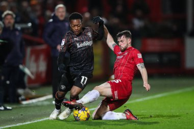 Blackpool 'dan Karamoko Dembele, Cheltenham 1. Gökyüzü İddiaları Ligi karşılaşmasında Cheltenham Town' a karşı Blackpool, Cheltenham Stadyumu, Cheltenham, Birleşik Krallık, 13 Şubat 202 'de oynanan karşılaşmada Cheltenham Town' dan Will Ferry ile karşı karşıya geldi.