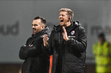 John Stead Barnsley Müdür Yardımcısı takımına, 13 Şubat 202 'de Croud Meadow, Shrewsbury, Birleşik Krallık' ta Shrewsbury Town - Barnsley maçında talimat verdi.