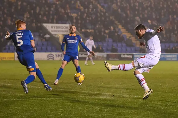 Barnsley 'den Nicky Cadden, 13 Şubat 202' de Croud Meadow, Shrewsbury, İngiltere 'deki Shrewsbury Town' a karşı oynadığı Sky Bet 1 maçında kalede şut çekiyor.