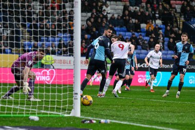 Bolton Wanderers takımından Jn Dai Bvarsson, 13 Şubat 2024 'te İngiltere' nin Bolton kentinde oynanan Sky Bet 1 karşılaşmasında Bolton Wanderers 'a karşı Wycombe Wanderers maçında topu 2-0 geriletti.