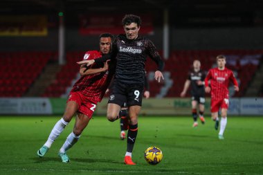 Blackpool 'dan Kyle Joseph, 13 Şubat 202' de Cheltenham Town 'a karşı Blackpool' da oynanan Gökyüzü İddia Ligi 1 maçında topa doğru ilerliyor.