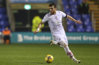 Barnsley 'den Nicky Cadden, 13 Şubat 202' de Croud Meadow, Shrewsbury, İngiltere 'de oynanan Shrewsbury Town-Barnsley maçında topu aldı.