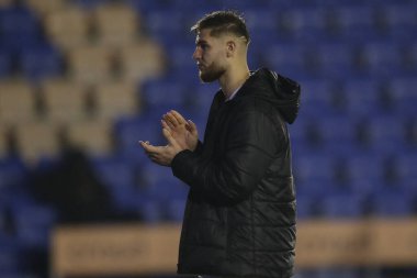 Barnsley 'den John Mcatee, 13 Şubat 202' de Croud Meadow, Shrewsbury, İngiltere 'de oynanan Sky Bet League 1 karşılaşmasında gezgin taraftarları alkışlıyor.