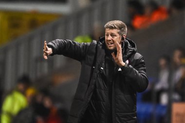 John Stead Barnsley Müdür Yardımcısı takımına, 13 Şubat 202 'de Croud Meadow, Shrewsbury, Birleşik Krallık' ta Shrewsbury Town - Barnsley maçında talimat verdi.