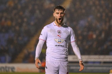 Barnsley 'den John McAtee, 13 Şubat 202' de Croud Meadow, Shrewsbury, İngiltere 'de oynanan Shrewsbury Town-Barnsley maçında kaçırılan gol şansına tepki gösterdi.